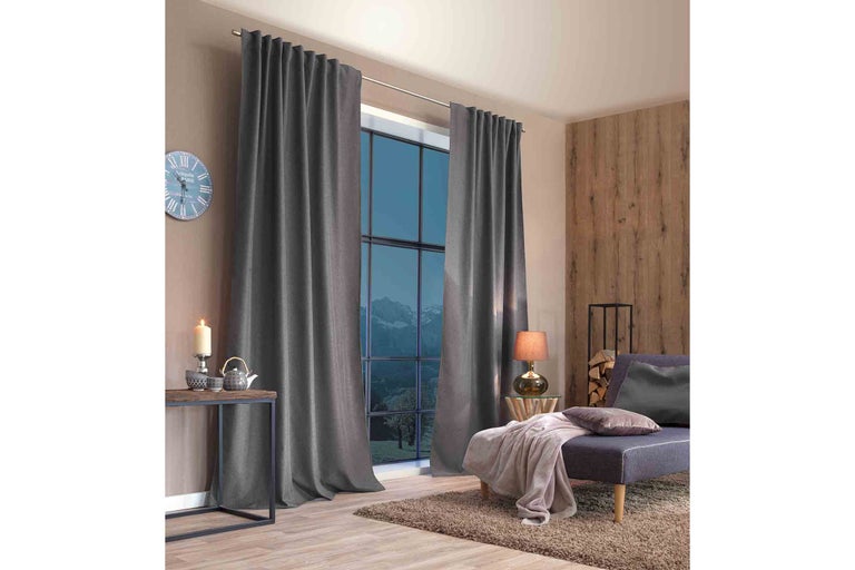 Sivé závesy pri okne v obývacej izbe.