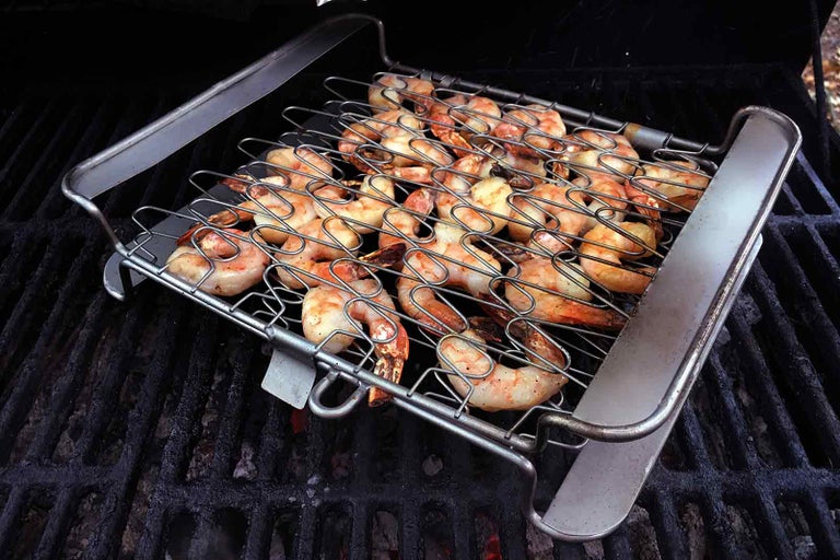 Grilované krevety v grilovacom koši na grile