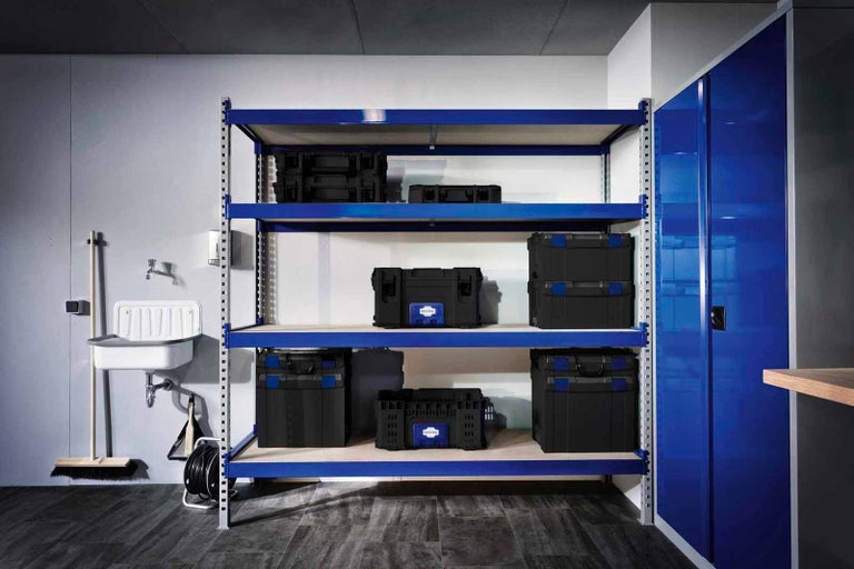 Dielňa s regálom pre veľké zaťaženie, boxy na náradie, umývadlom a upratovacími prostriedkami