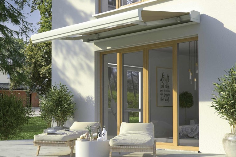 Terasa s markízou, záhradným nábytkom a rastlinami pre vonkajšie použitie.