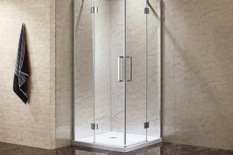 Rohová sprcha so sklenenými otočnými dverami a sprchovou vaničkou v kúpeľni