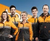 Skupina zamestnancov spoločnosti Hornbach pred budovou hobbymarketu Hornbach.