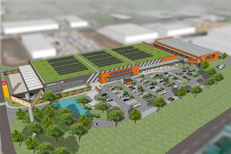 Pohľad na hobbymarket a záhradníctvo Hornbach s parkoviskom, zelenou strechou a solárnym systémom