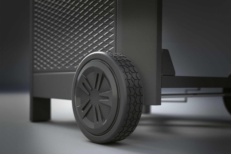 Detailný záber grilovacieho vozíka so zameraním na koleso