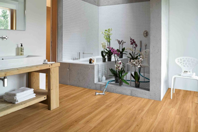Kúpeľňa s umývadlom, vaňou, obkladmi a drevenou podlahou