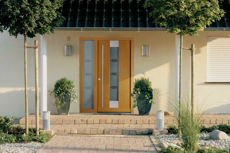 Fasáda domu s vchodovými dverami, bočný diel a osvetlenie