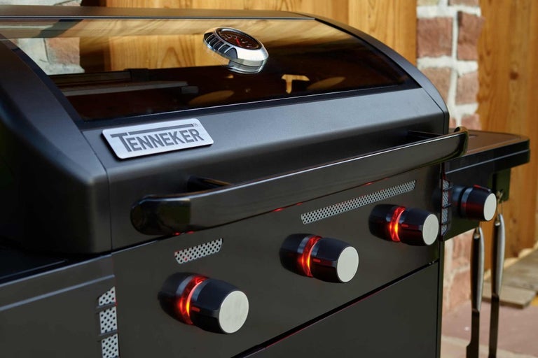 Detailný pohľad na čierny plynový gril s ukazovateľom teploty a ovládacími prvkami