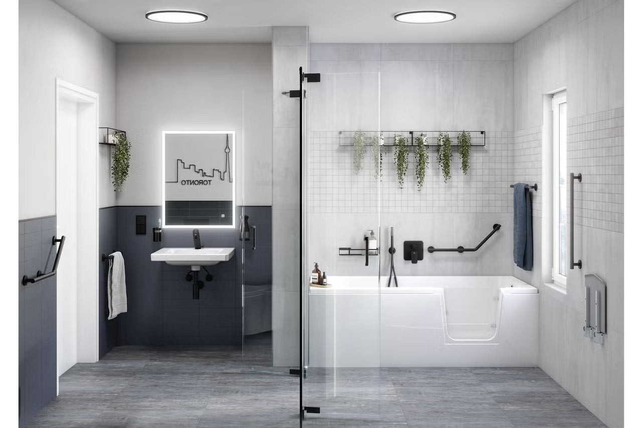 Svetlá kúpeľňa s vaňou, umývadlom, zrkadlom a držiakmi na uteráky