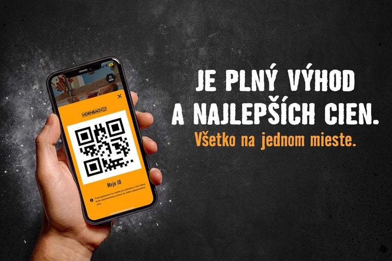 Smartphone s aplikáciou Hornbach a QR kódom v ruke