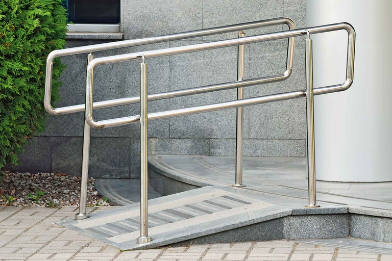 Rampa s nerezovým zábradlím pri budove