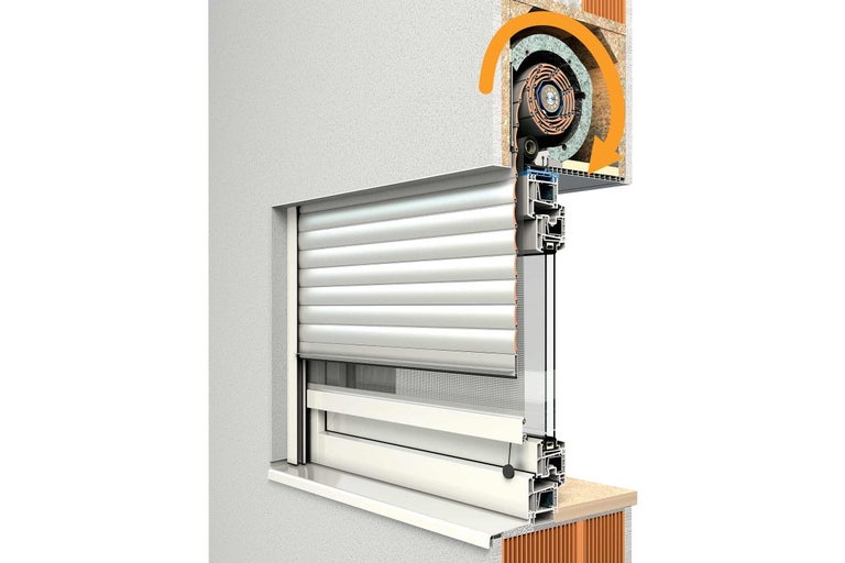 Prierez okennou roletou so sieťkou proti hmyzu a motorom