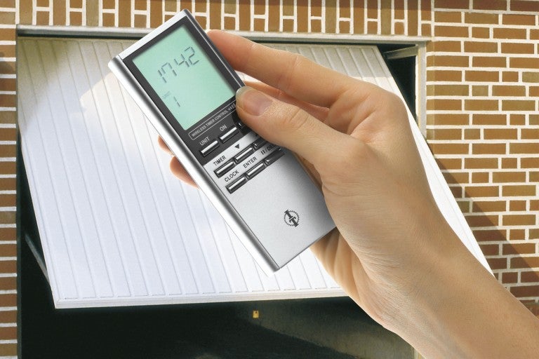 Otvárač garážových brán s rukou v ruke