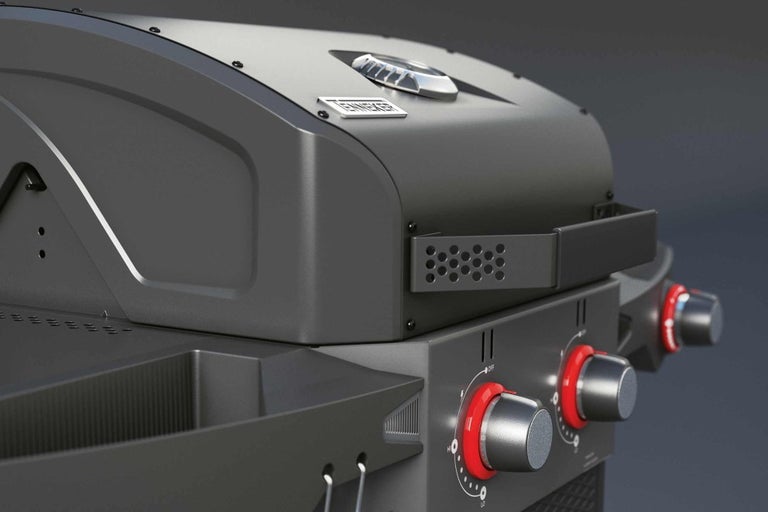 Detailný pohľad na sivý plynový gril s ukazovateľom teploty a ovládacími gombíkmi