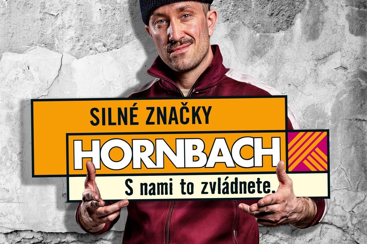 Muž s reklamným štítom Hornbach pre silné značky