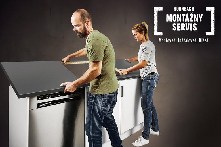 Dvaja ľudia montujú pracovnú dosku v kuchyni. Montážny servis Hornbach.