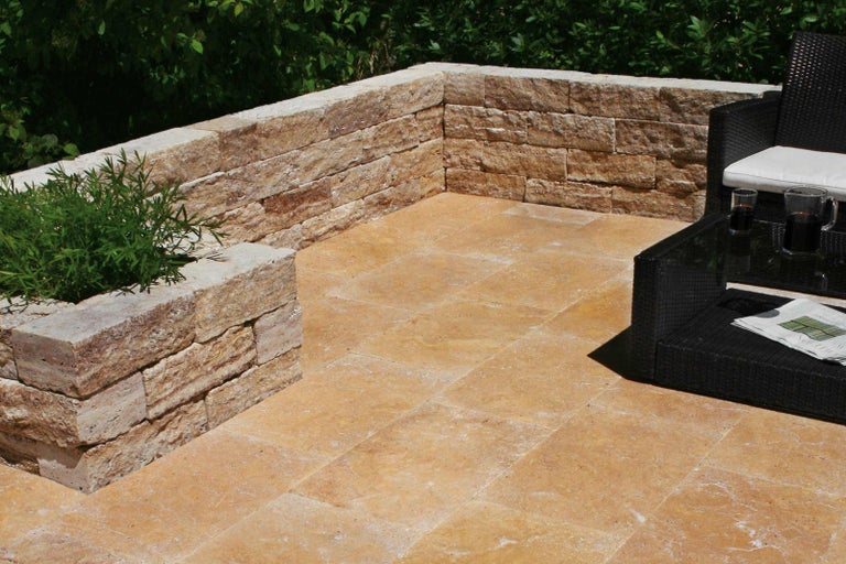 Terasa s kamennou stenou a podlahou z prírodných kamenných dlaždíc