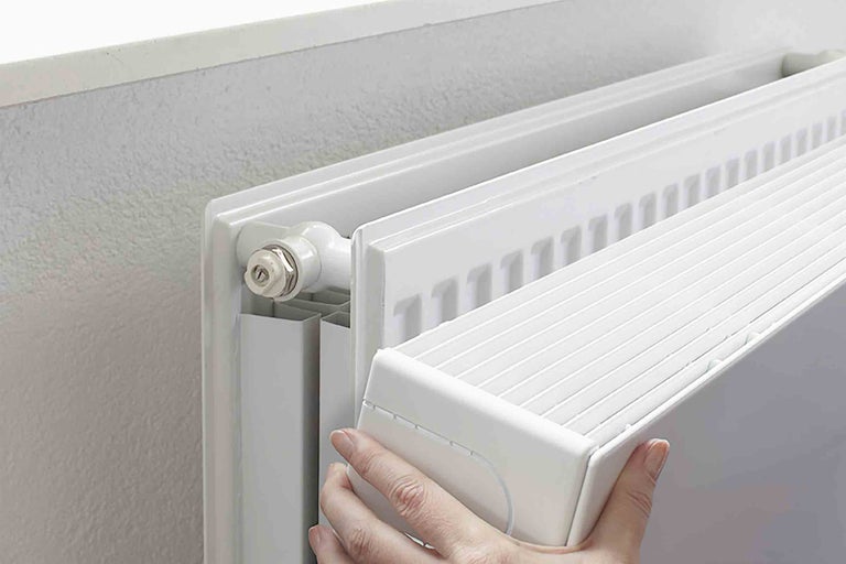 Detailný záber radiátora s odnímateľnými bočnými panelmi.