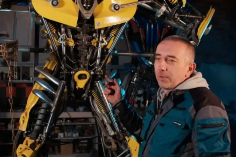 Žltý robot s mužom v pozadí