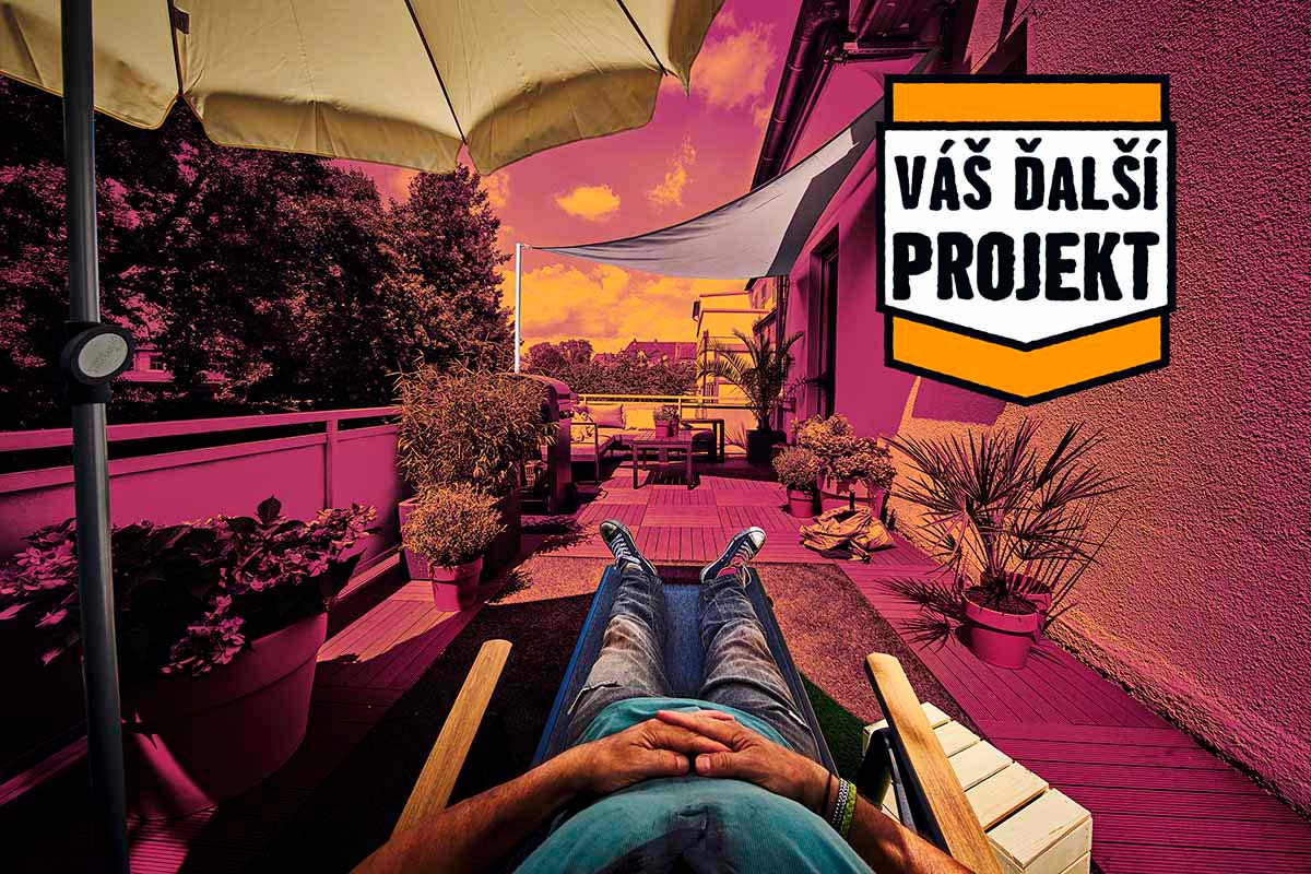 Osoba relaxujúca na lehátku na upravenom balkóne s drevenou podlahou, rastlinami, slnečníkom a tieniaciou plachtou. Logo Hornbach.
