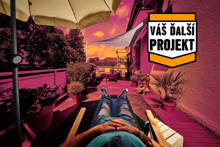 Osoba relaxujúca na lehátku na upravenom balkóne s drevenou podlahou, rastlinami, slnečníkom a tieniaciou plachtou. Logo Hornbach.