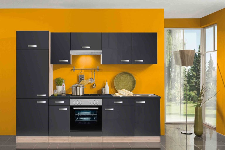 Moderná kuchyňa so vstavanými skriňami a spotrebičmi pred farebnou stenou
