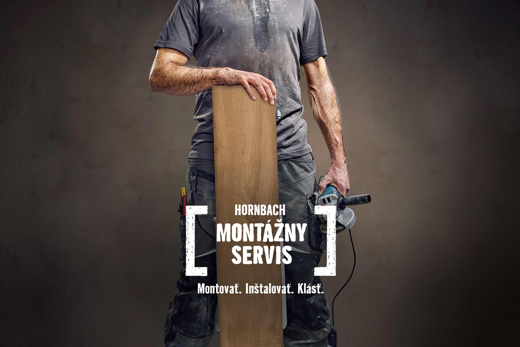 Remeselník drží drevenú dosku a brúsku pre montážny servis Hornbach
