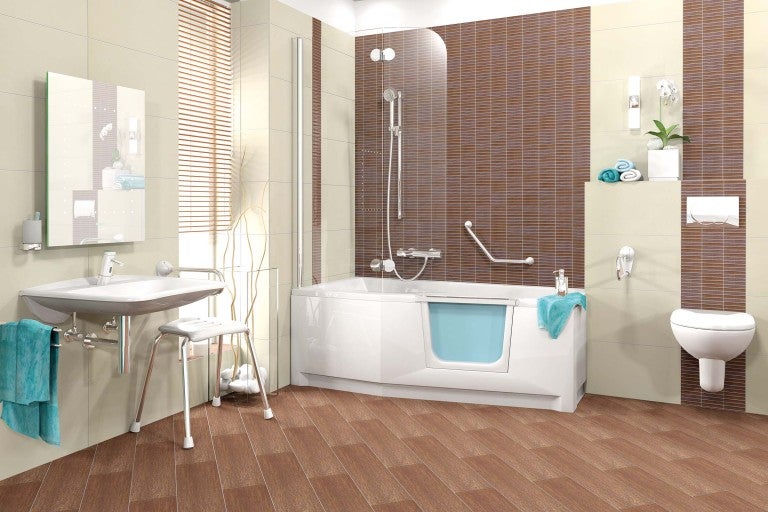 Kúpeľňa s vaňou so vstupnou pomocou, umývadlom, zrkadlom a toaletou pre bezbariérové bývanie