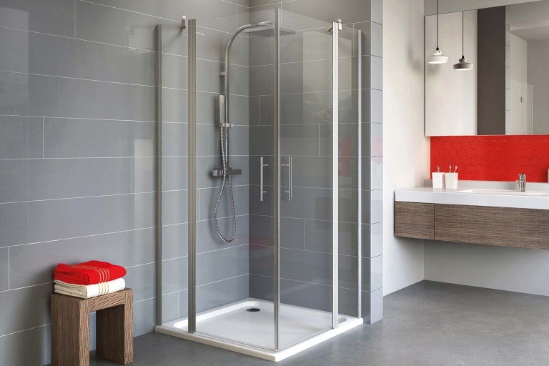 Sprchovací kút so sprchovacou súpravou a umývadlom v kúpeľni