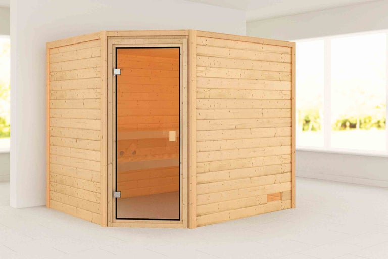 Drevená sauna so sklenenými dverami v svetlej miestnosti.