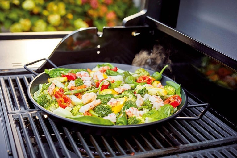 Zeleninová panvica s morskými plodmi pripravená na grile.