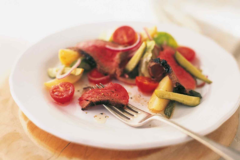 Tanier so steakom, paradajkami a zeleninou