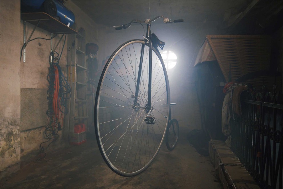
				Hotový vysoký bicykel stojí v Bernhardově dielni

			
