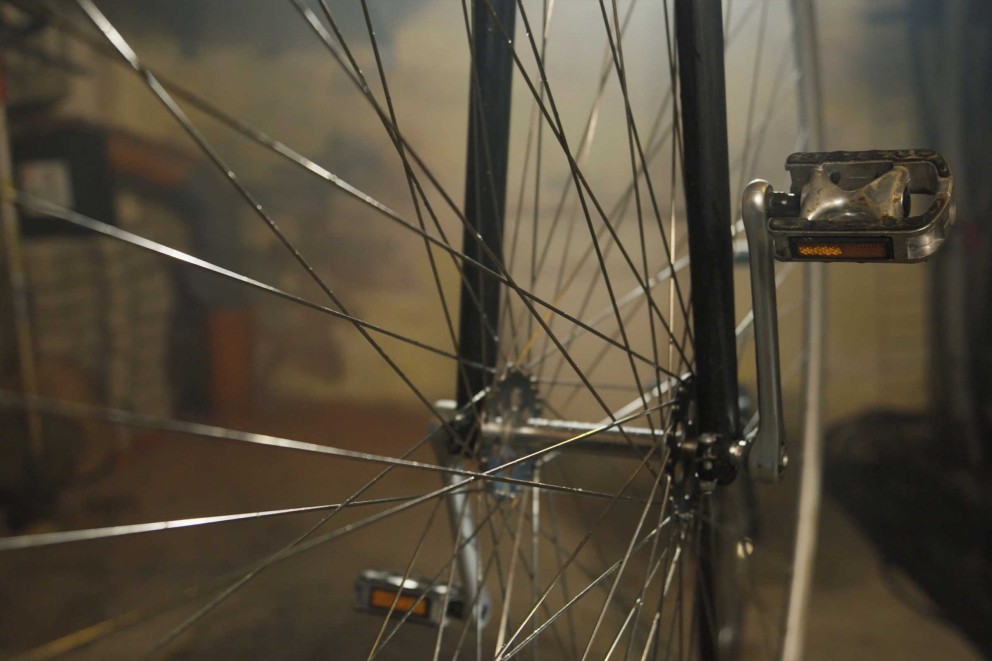 
				Obrovské predné koleso velocipédu penny farthing s pedálmi

			