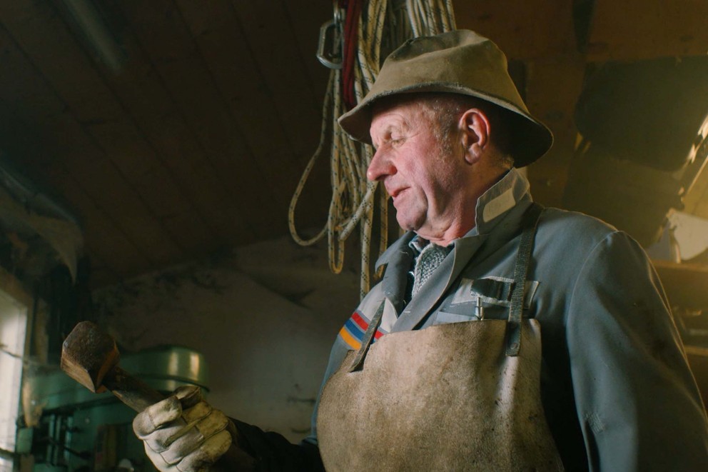 
				Reštaurátor bobov Sepp Huber drží kladivo svojho starého otca.

			