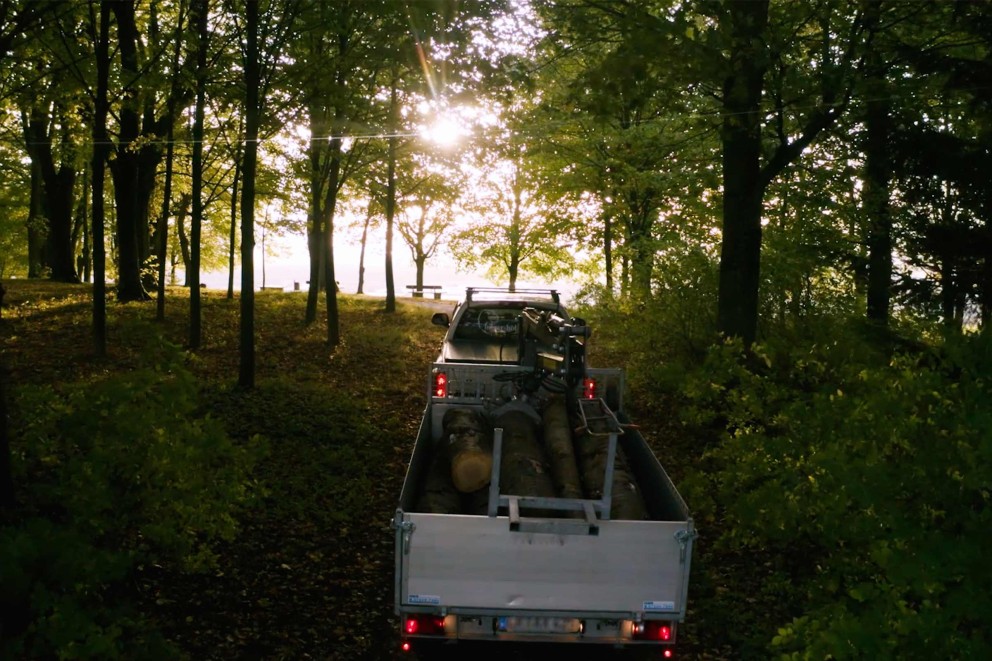 Bertram mit Auto und Anhänger im Wald unterwegs. Bertram mit Auto und Anhänger im Wald unterwegs.