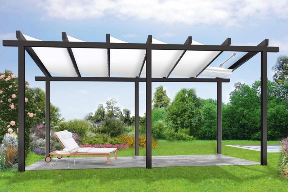 Pergola s nastaviteľnou slnečnou ochranou a lehátkom v záhrade.
