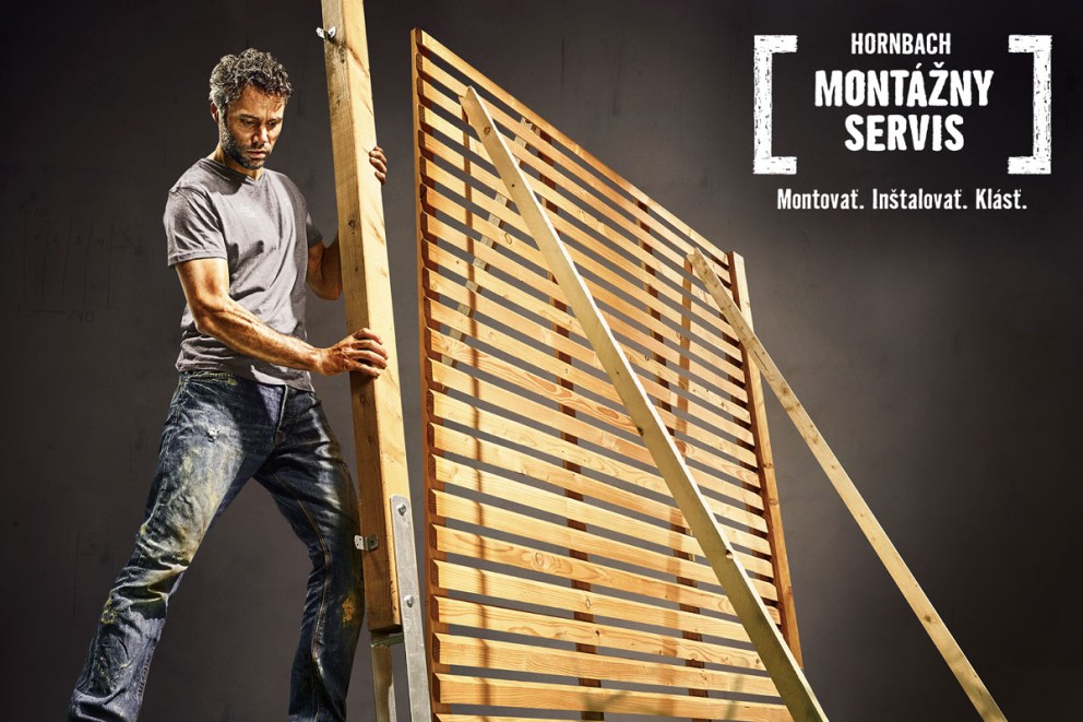 Muž montuje drevenú zástenu. Montážny servis Hornbach.