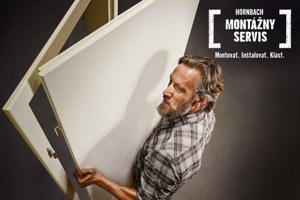 Muž nesie dvere a propaguje montážny servis Hornbach.