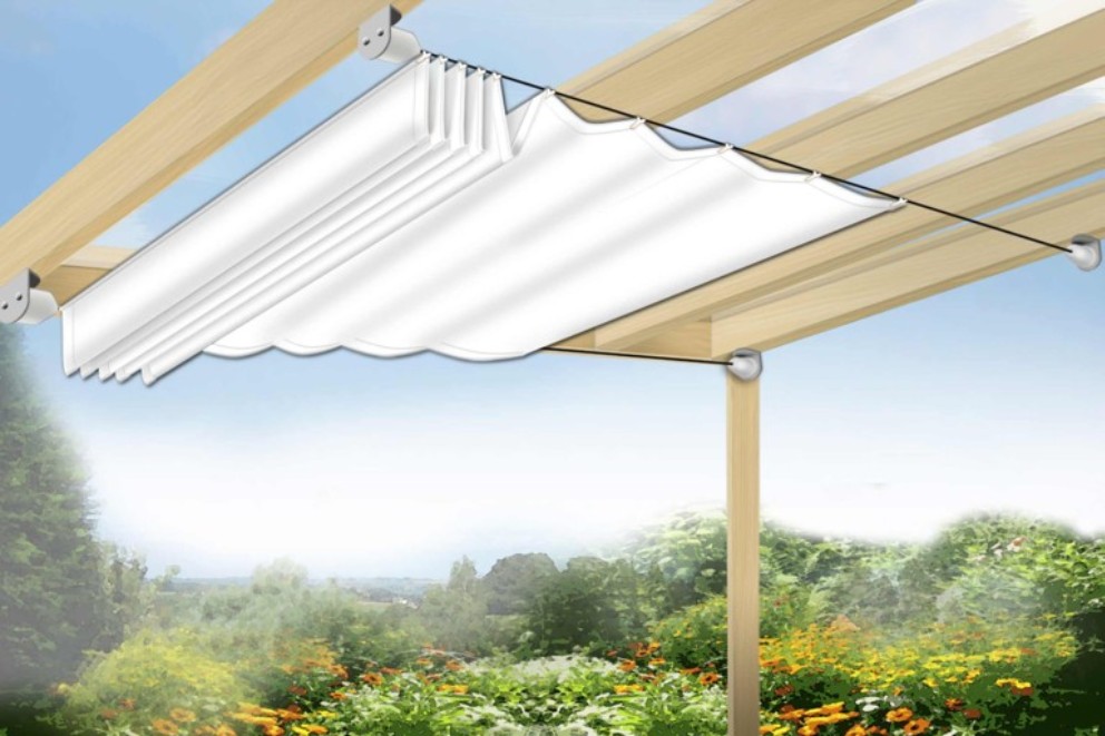 Pergola so slnečnou roletou v záhrade