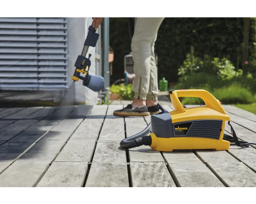 Striekací systém farieb sa používa na natieranie drevenej terasy