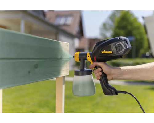 Striekací systém nanáša farbu na drevený objekt