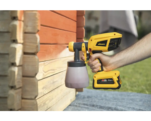 Striekací systém Wagner používaný na natieranie dreveného domu