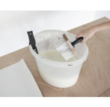 Lepidlo na tapety vo vedre so štetkou a nožom na tapety