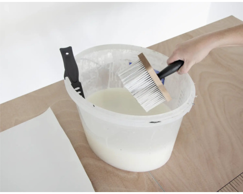 Lepidlo na tapety vo vedre so štetkou a nožom na tapety