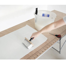 Nanášanie lepidla na tapetu štetkou