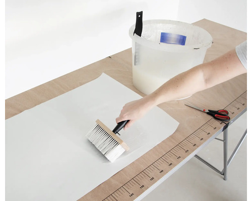 Nanášanie lepidla na tapetu štetkou