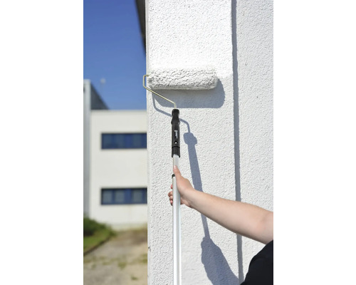 Natieranie steny valčekom s teleskopickou rukoväťou