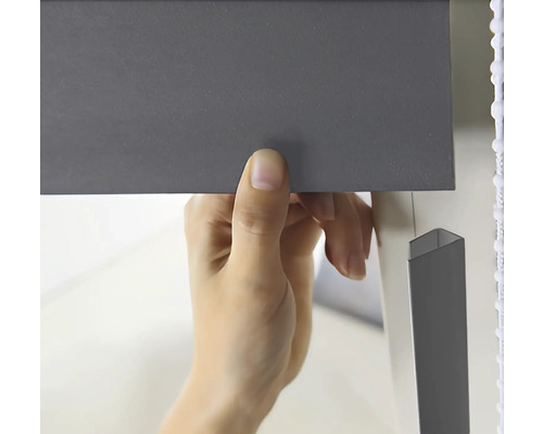 Osoba upevňuje žalúzie.