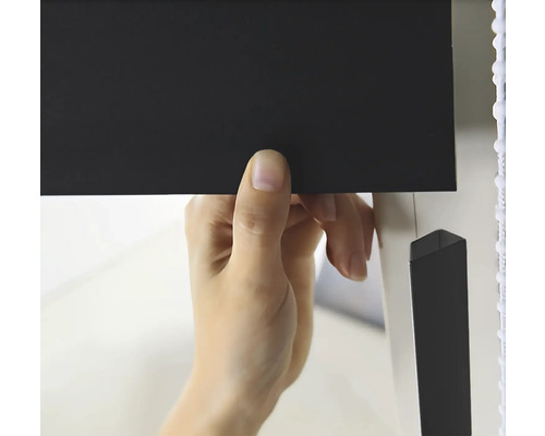 Montáž čiernej žalúzie