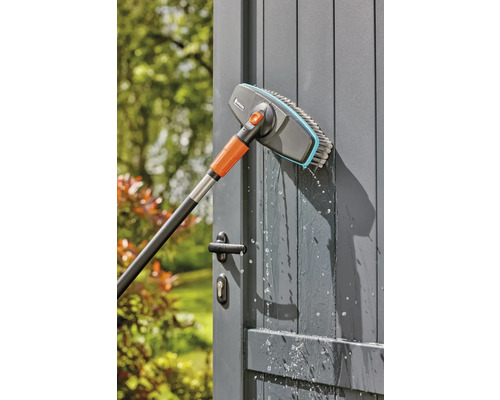 Umývacia kefa Gardena s teleskopickou tyčou čistí záhradnú bránu